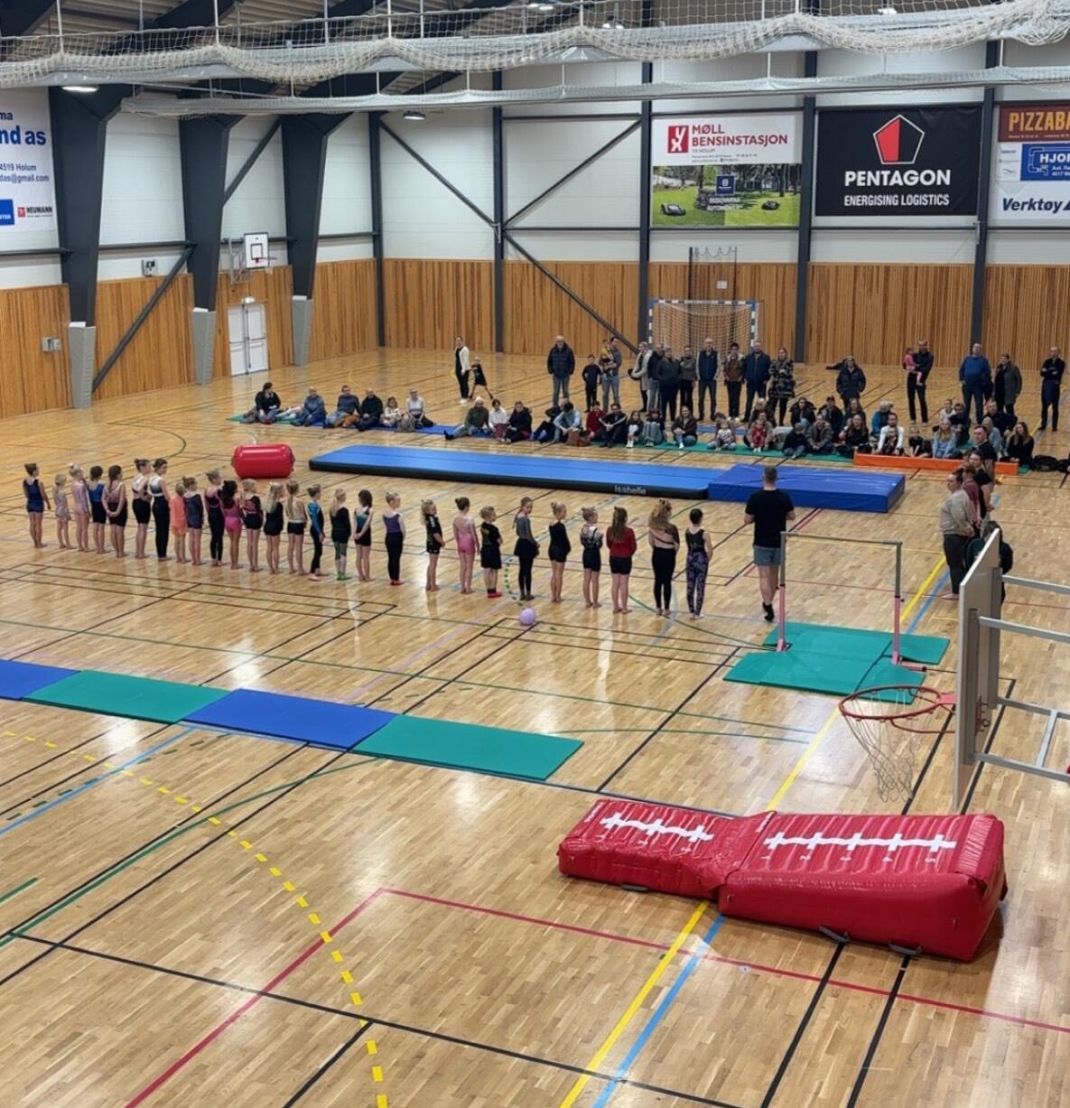 Overnatting i hallen og oppvisning