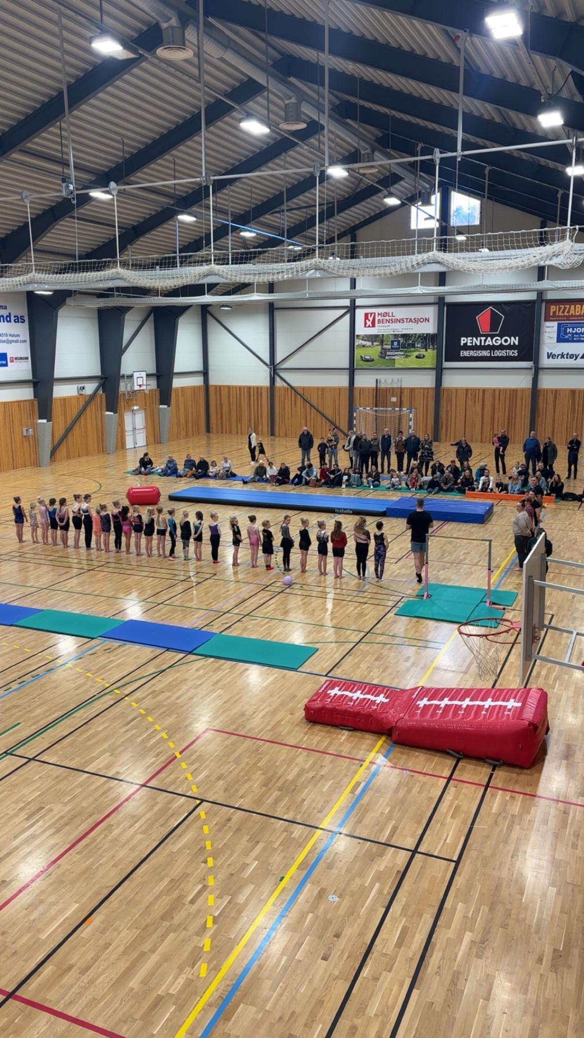 Overnatting i hallen og oppvisning